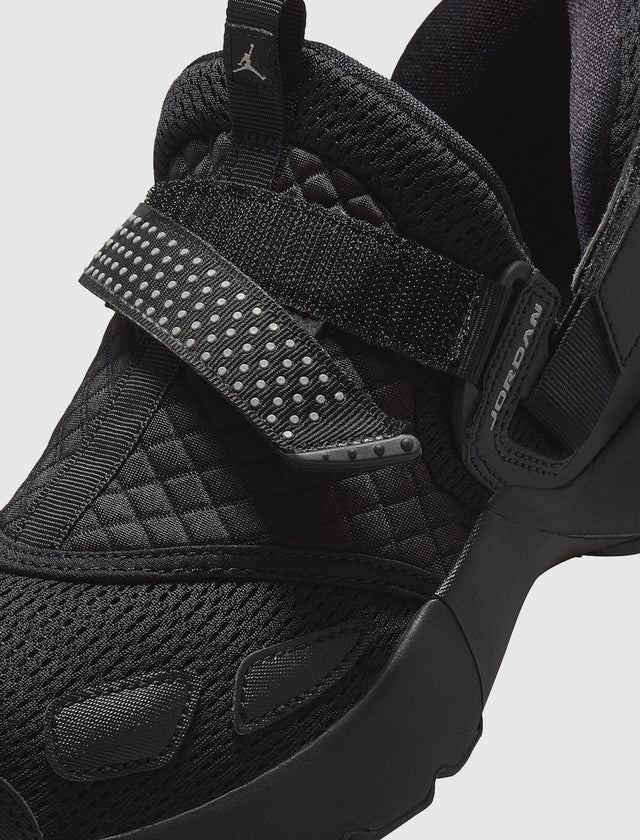 WOMEN'S JORDAN TRUNNER LX "BLACK"